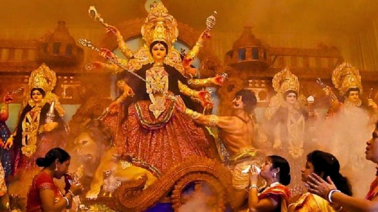 ঢাকের তালে মুখর পূজামণ্ডপ, আজ মহাসপ্তমী
