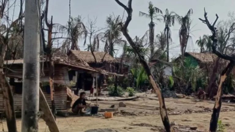রাখাইনে রোহিঙ্গাদের গ্রাম ছাড়ার ডেডলাইন আজ, নতুন ঢলের আশঙ্কায় সতর্ক বাংলাদেশ