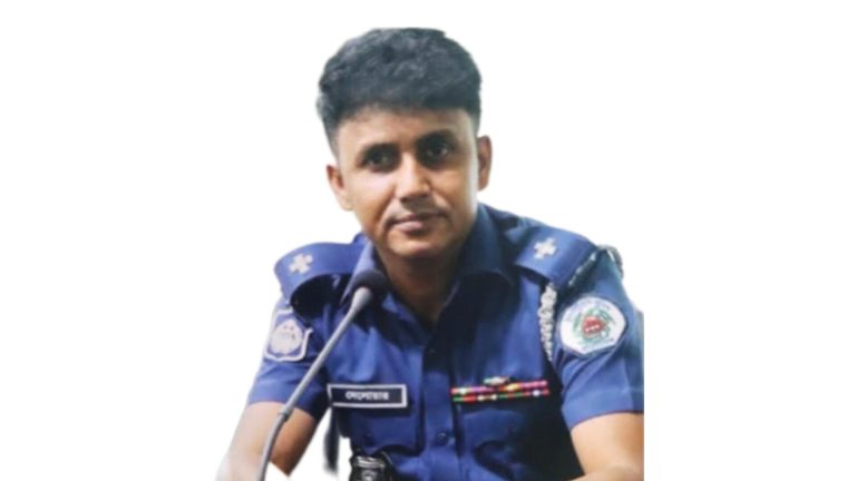 ‘পেনশন নিয়ে বাড়ি ফিরতে পারবেন না’, পুলিশ কর্মকর্তাকে ছাত্রলীগ নেতার হুঁশিয়ারি