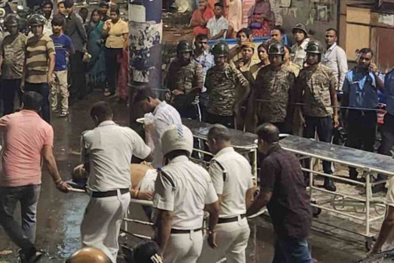দুর্গাপূজার আনন্দে বিষাদ, কলকাতায় পদদলিত হয়ে ১৯ জনের মৃত্যু
