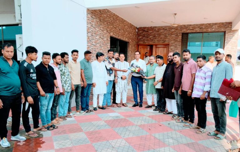 এমপি এনামুল হক ও খোরশেদ আলমকে ফুলেল শুভেচ্ছা জানাল তরুণ দল