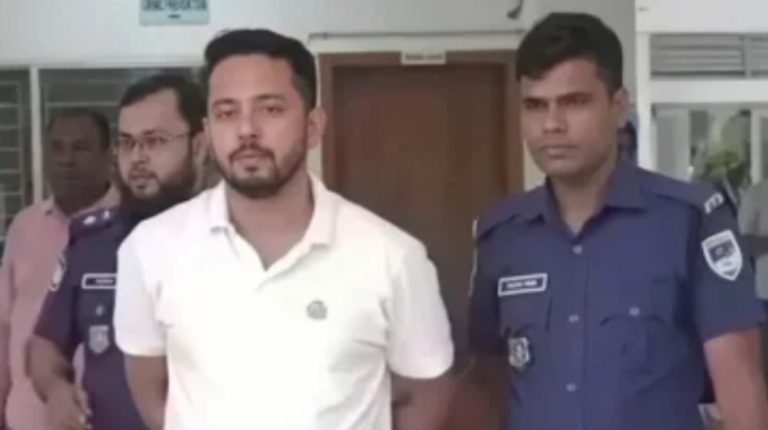 ভারতে পালানোর সময় ছাত্রলীগ নেতা আটক
