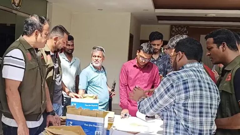 চট্টগ্রামে হারানো ১০৭ মোবাইল ফোন উদ্ধার