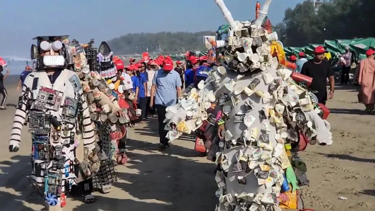 প্লাস্টিক বর্জ্যে বিপন্ন সৈকত, সচেতনতা ফেরাতে ১২ ‘বর্জ্যমানব’